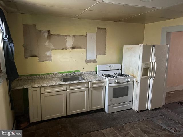 2033 ROBB ST, Baltimore, MD 21218