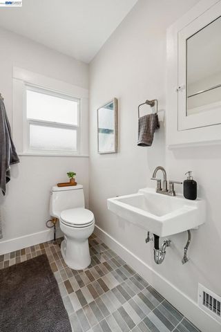 1827 Santa Clara Ave, Alameda, CA 94501