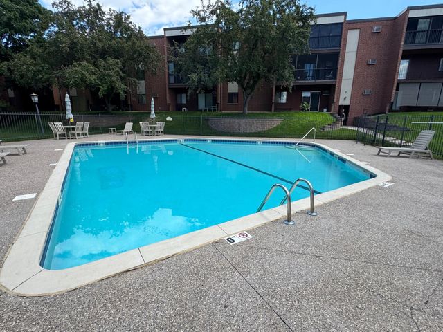 1800 Riverwood Drive 323, Burnsville, MN 55337