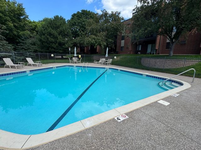 1800 Riverwood Drive 323, Burnsville, MN 55337