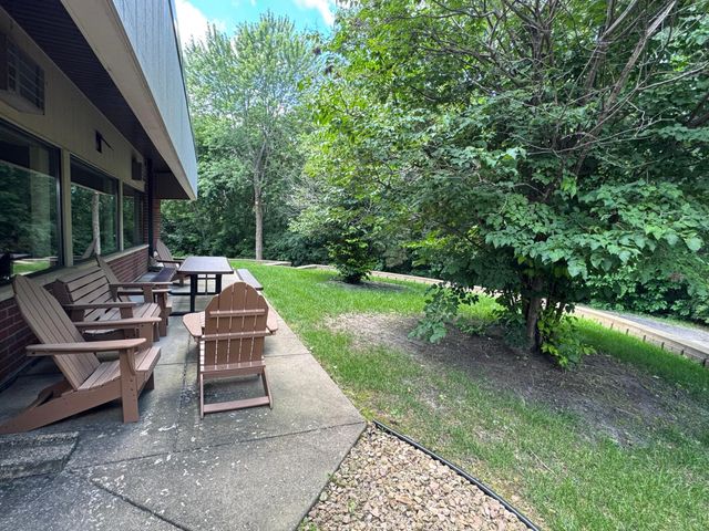 1800 Riverwood Drive 323, Burnsville, MN 55337