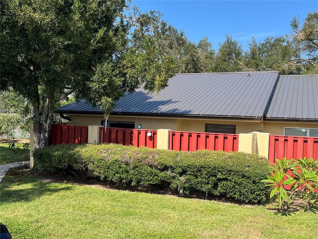 Image 4 of property listing at 1039 MEDINAH DRIVE, Winter Haven, FL 33884