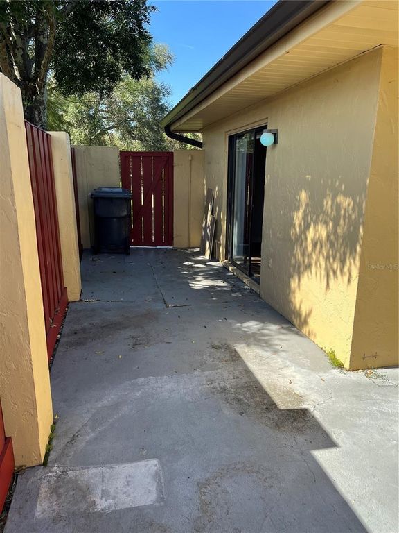 Image 32 of property listing at 1039 MEDINAH DRIVE, Winter Haven, FL 33884