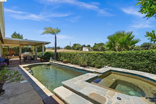540 Lakeview Dr, Brentwood, CA 94513