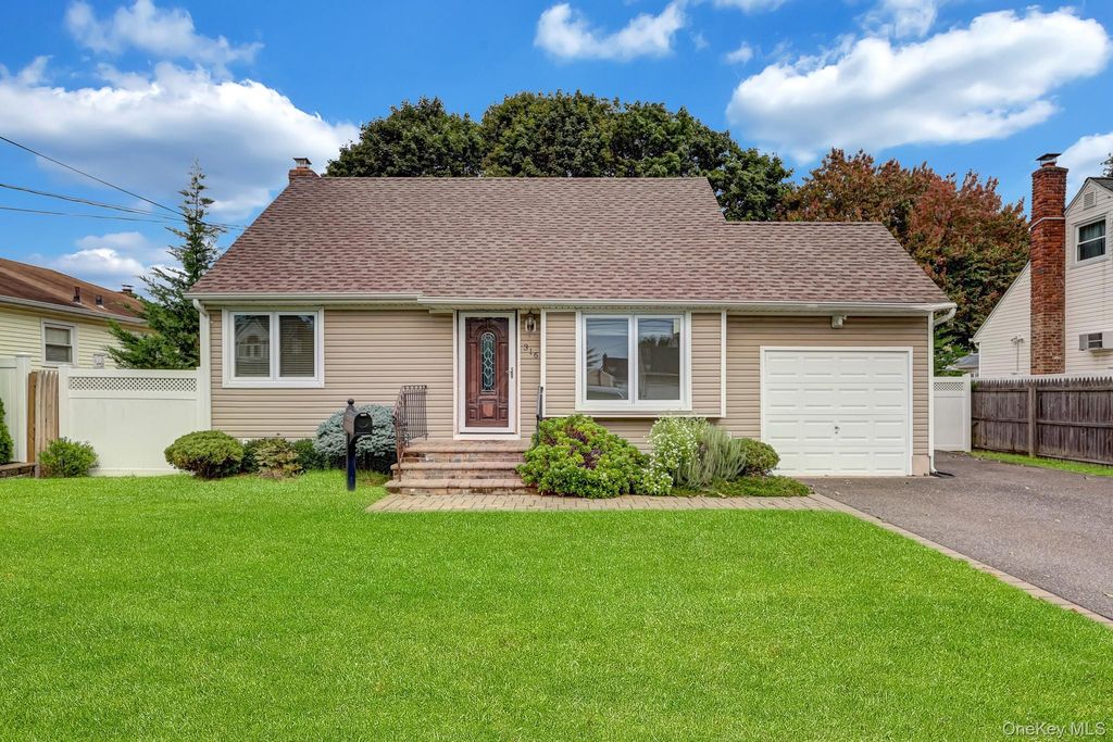 316 39th Street, Lindenhurst, NY 11757 — exterior