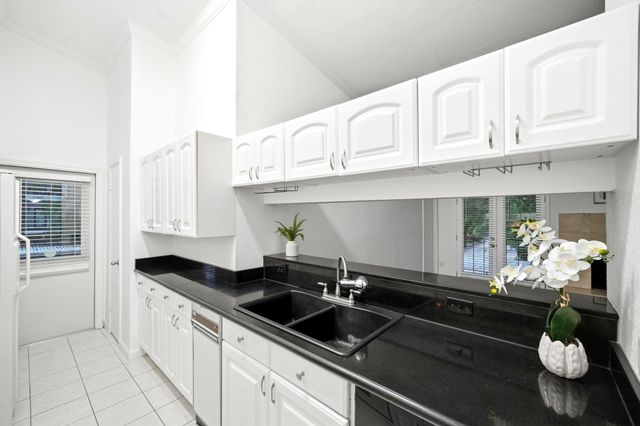 2425 Augusta Drive 22, Houston, TX 77057