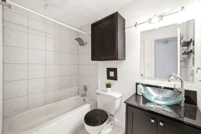2425 Augusta Drive 22, Houston, TX 77057