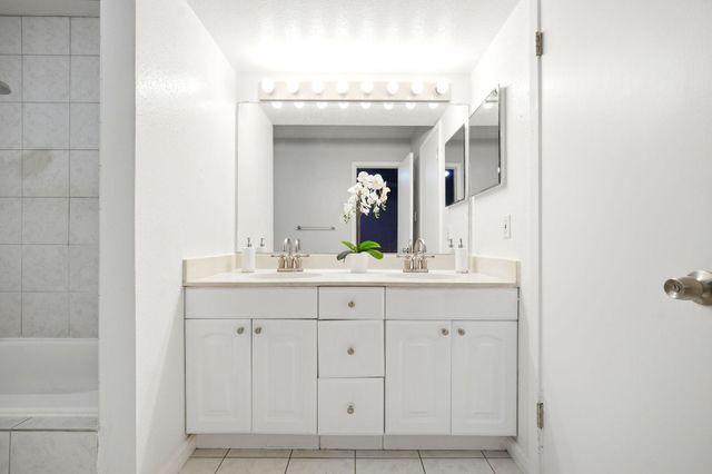 2425 Augusta Drive 22, Houston, TX 77057