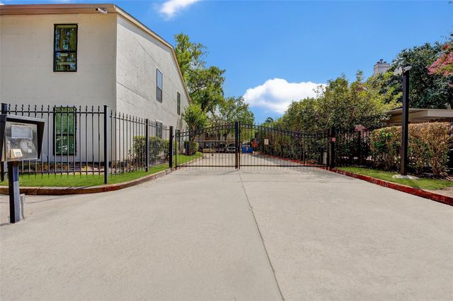 2425 Augusta Drive 22, Houston, TX 77057