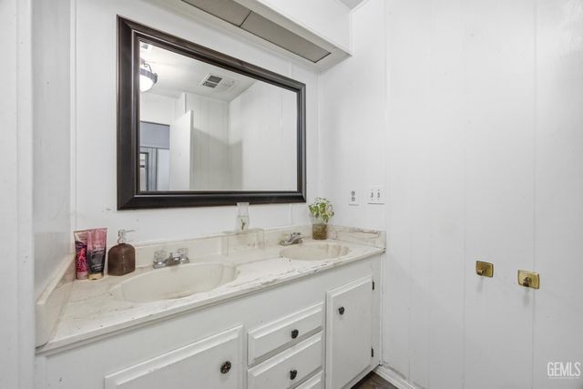 187 Kings Ln, Bakersfield, CA 93308