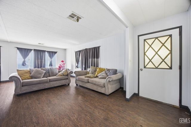 187 Kings Ln, Bakersfield, CA 93308