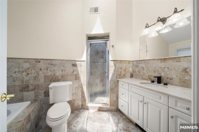 221B 4th Street 2, Palisades Park, NJ 07650