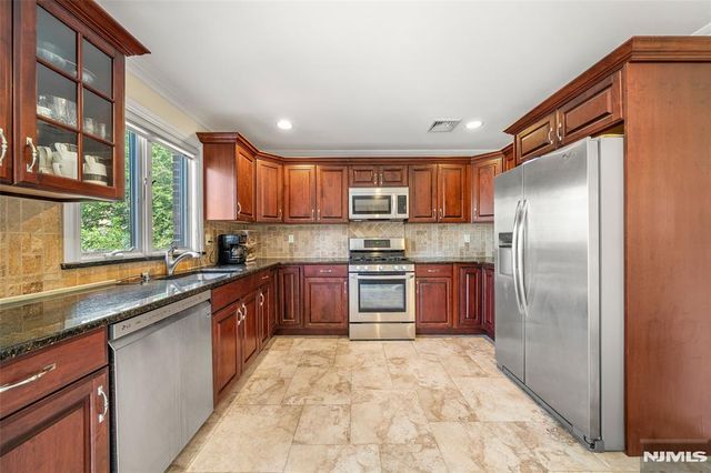 221B 4th Street 2, Palisades Park, NJ 07650
