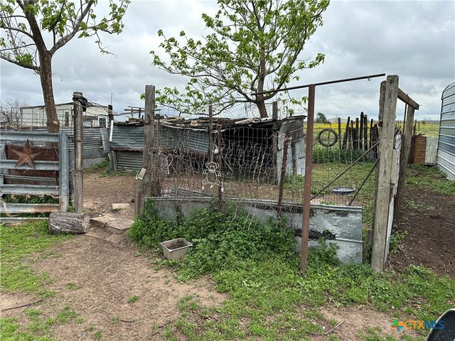 1115 County Road 405, Lexington, TX 78947