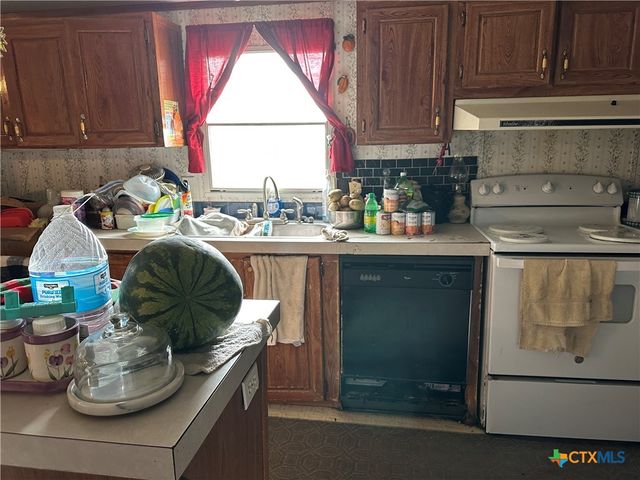 1115 County Road 405, Lexington, TX 78947