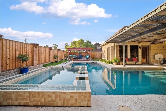 200 Doral Dr, Portland, TX 78374