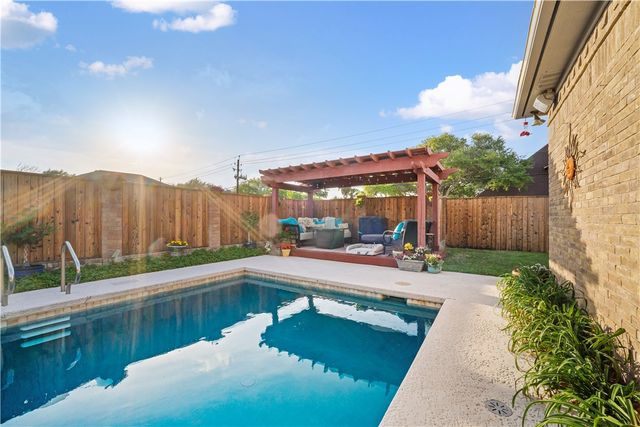 200 Doral Dr, Portland, TX 78374