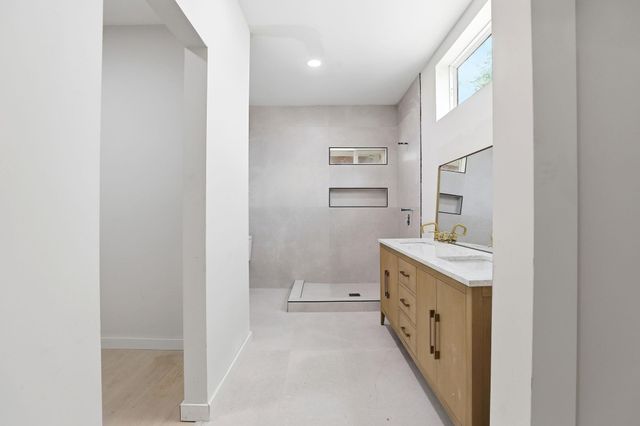 112 Chihuahua DR, Del Valle, TX 78617