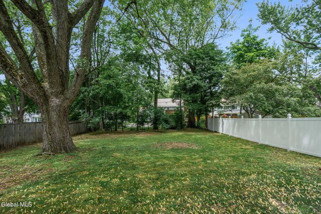 1413 Via Del Mar, Niskayuna, NY 12309