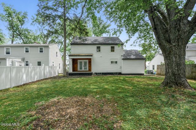 1413 Via Del Mar, Niskayuna, NY 12309