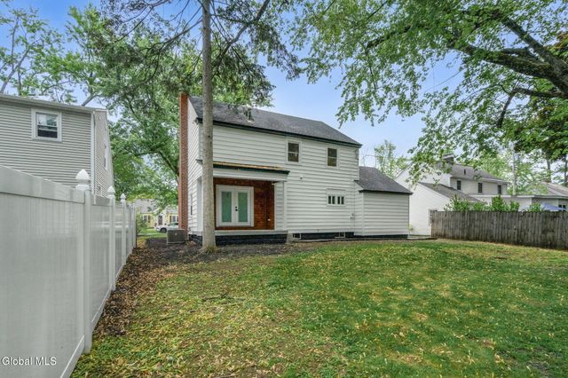 1413 Via Del Mar, Niskayuna, NY 12309
