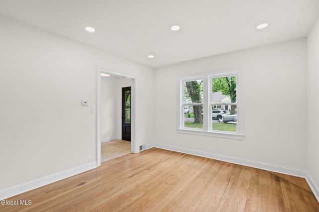 1413 Via Del Mar, Niskayuna, NY 12309