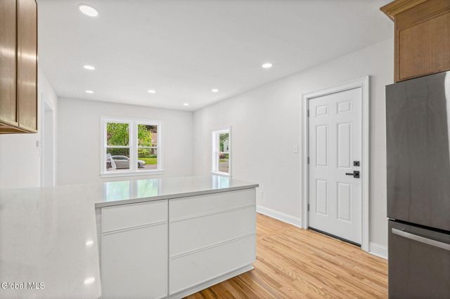 1413 Via Del Mar, Niskayuna, NY 12309