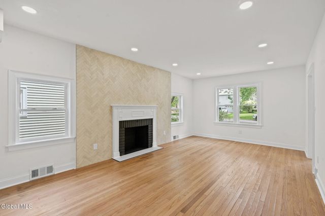 1413 Via Del Mar, Niskayuna, NY 12309
