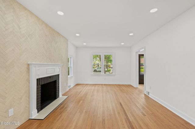 1413 Via Del Mar, Niskayuna, NY 12309