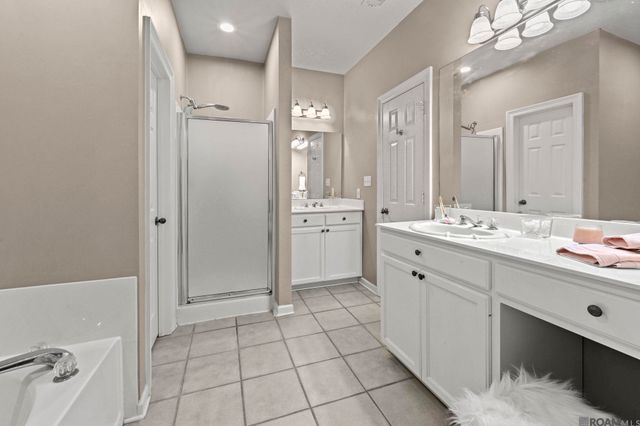 8636 E Cypress Point Ct, Baton Rouge, LA 70809