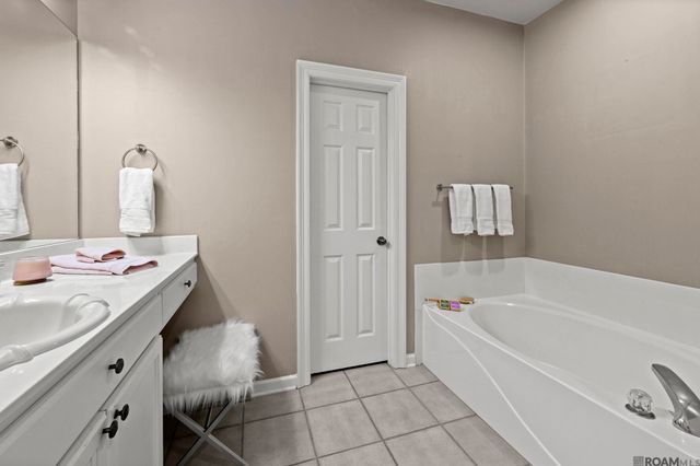 8636 E Cypress Point Ct, Baton Rouge, LA 70809