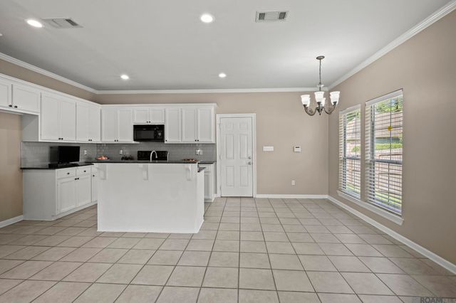 8636 E Cypress Point Ct, Baton Rouge, LA 70809