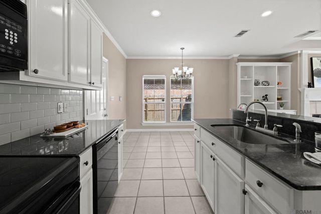 8636 E Cypress Point Ct, Baton Rouge, LA 70809