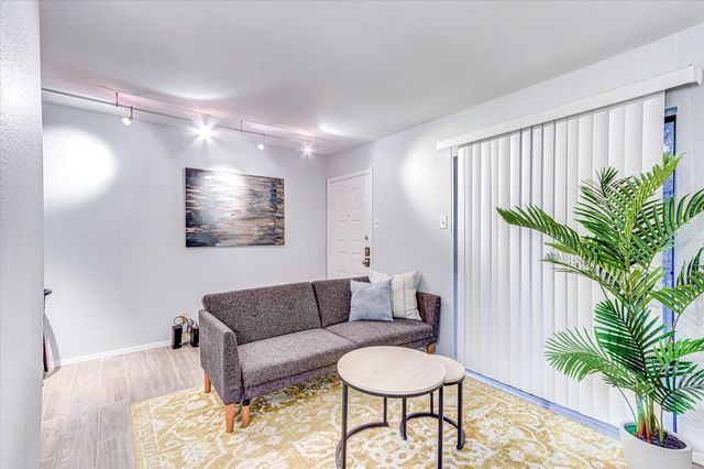 1810 N Garrett Avenue 222, Dallas, TX 75206
