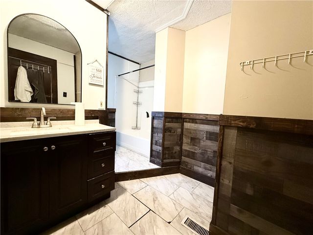 92 Euclid Ave, Sharon, PA 16146