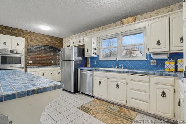 868 W Commercial Street, Broken Arrow, OK 74012