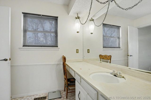 868 W Commercial Street, Broken Arrow, OK 74012