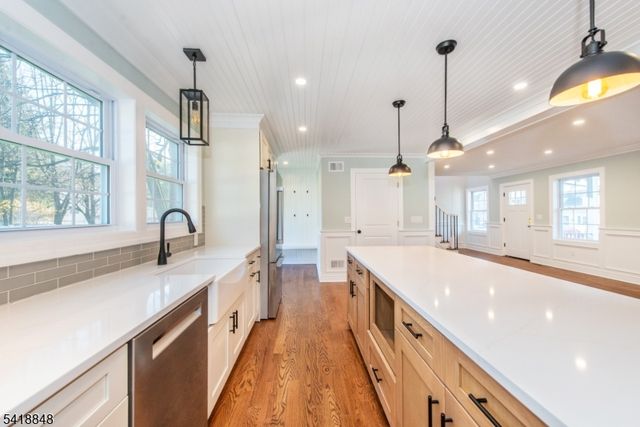 44 4Th Ave, Roseland Boro, NJ 07068