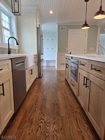 44 4Th Ave, Roseland Boro, NJ 07068