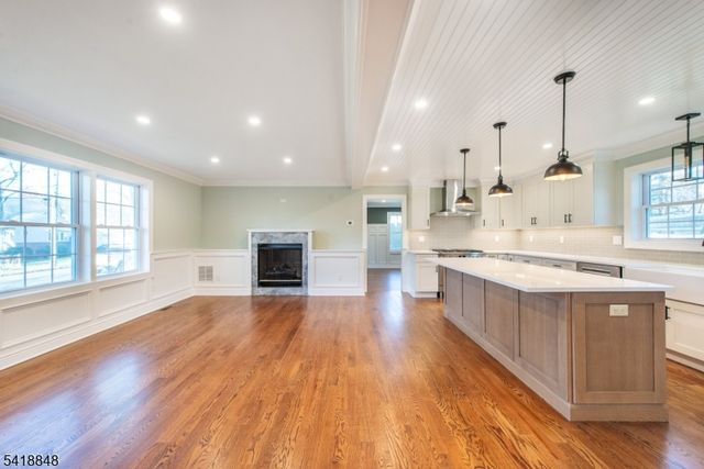 44 4Th Ave, Roseland Boro, NJ 07068