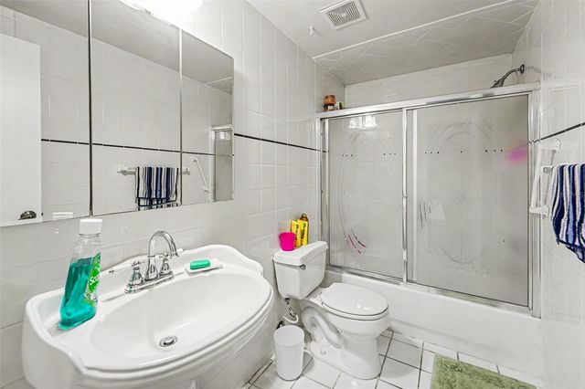 8206 VASSAR CIR, Tampa, FL 33634