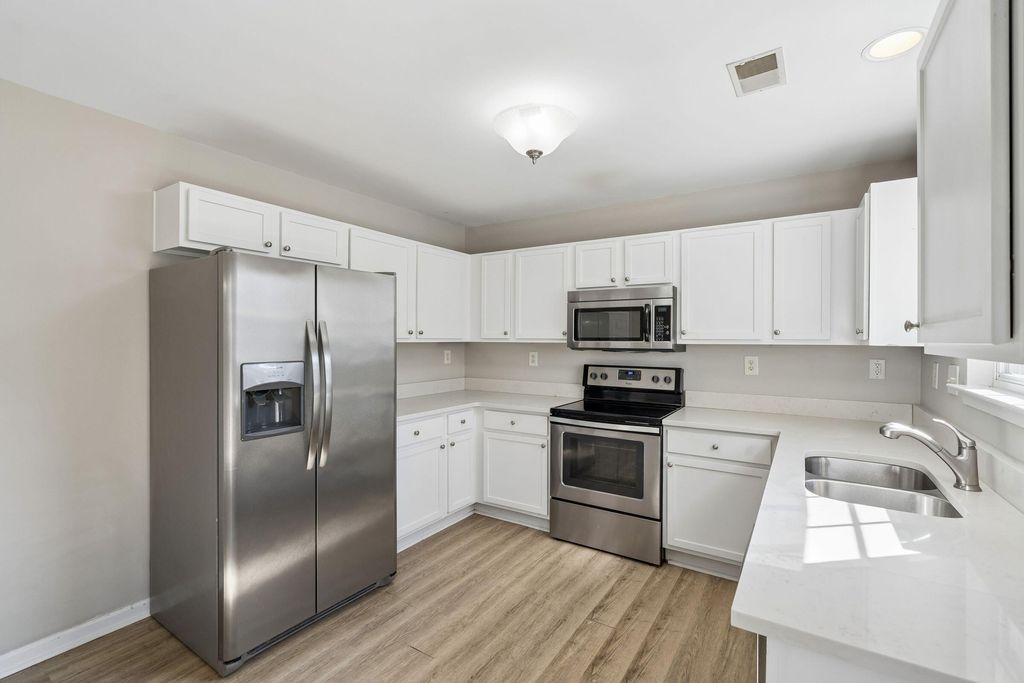 Image 11 of property listing at 1207 Shadow Mist Lane, Charleston, SC 29492