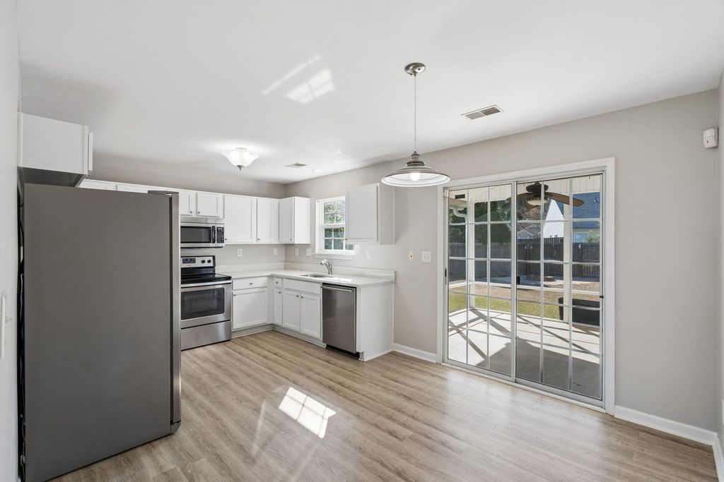 Image 7 of property listing at 1207 Shadow Mist Lane, Charleston, SC 29492