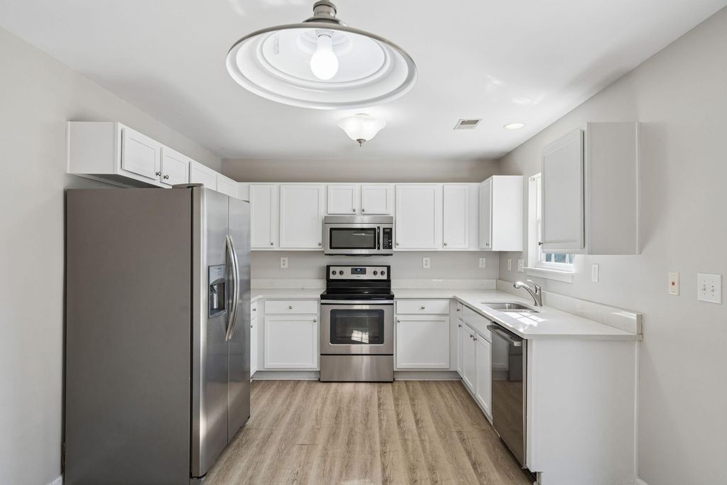 Image 8 of property listing at 1207 Shadow Mist Lane, Charleston, SC 29492