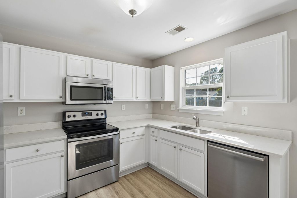 Image 9 of property listing at 1207 Shadow Mist Lane, Charleston, SC 29492