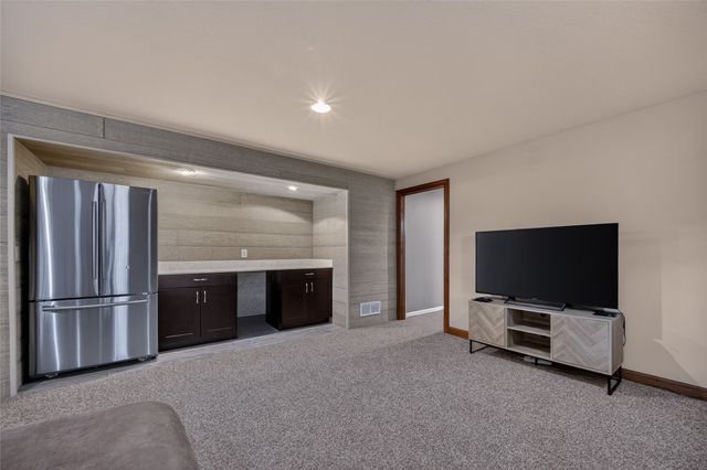 16201 Wilden Drive, Urbandale, IA 50323