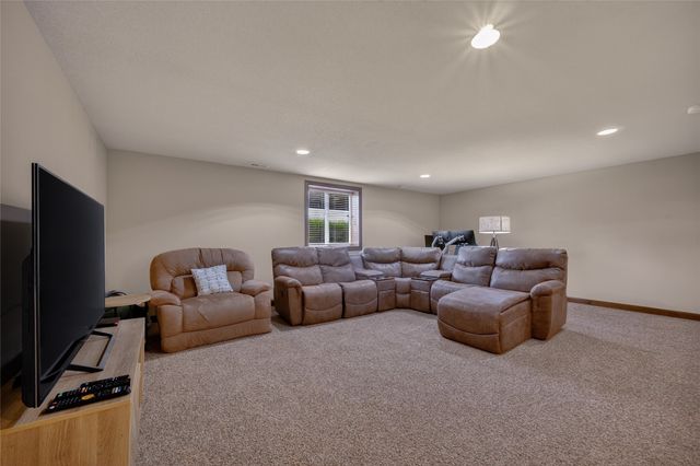 16201 Wilden Drive, Urbandale, IA 50323