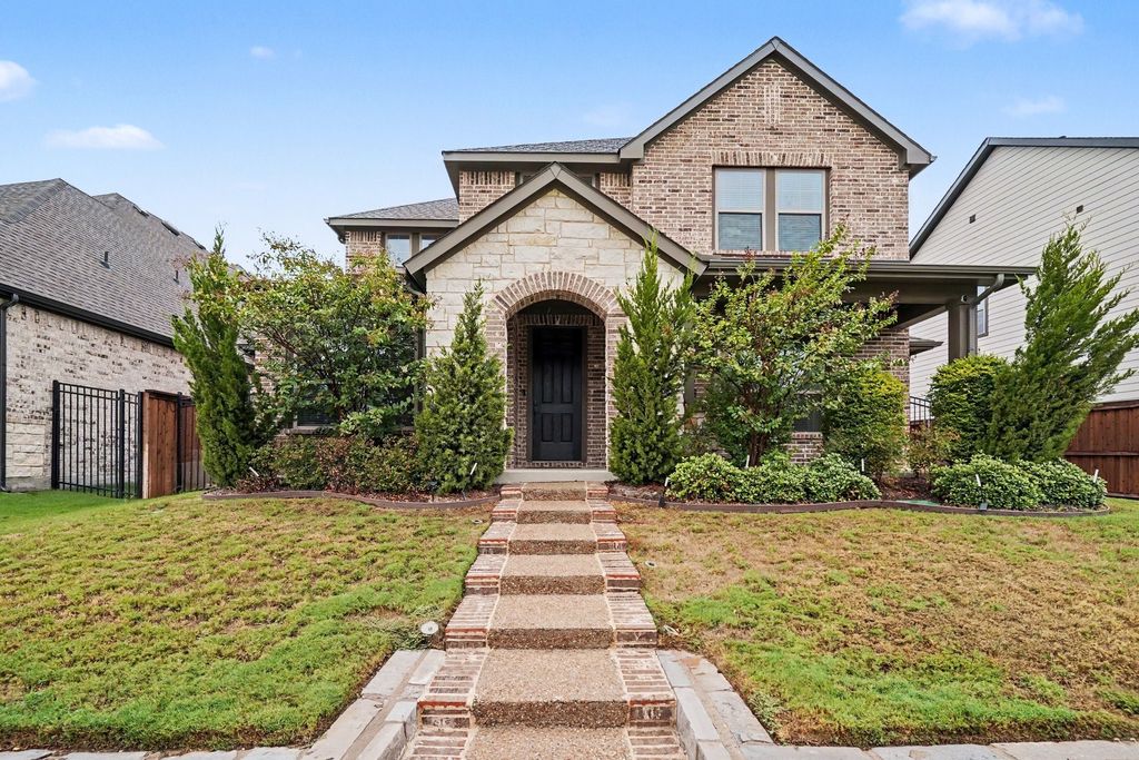 909 Almond Blossom Circle, Crowley, TX 76036 — exterior