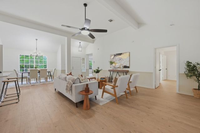 375 Rhodes LN, Wimberley, TX 78676