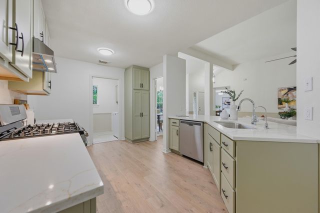 375 Rhodes LN, Wimberley, TX 78676